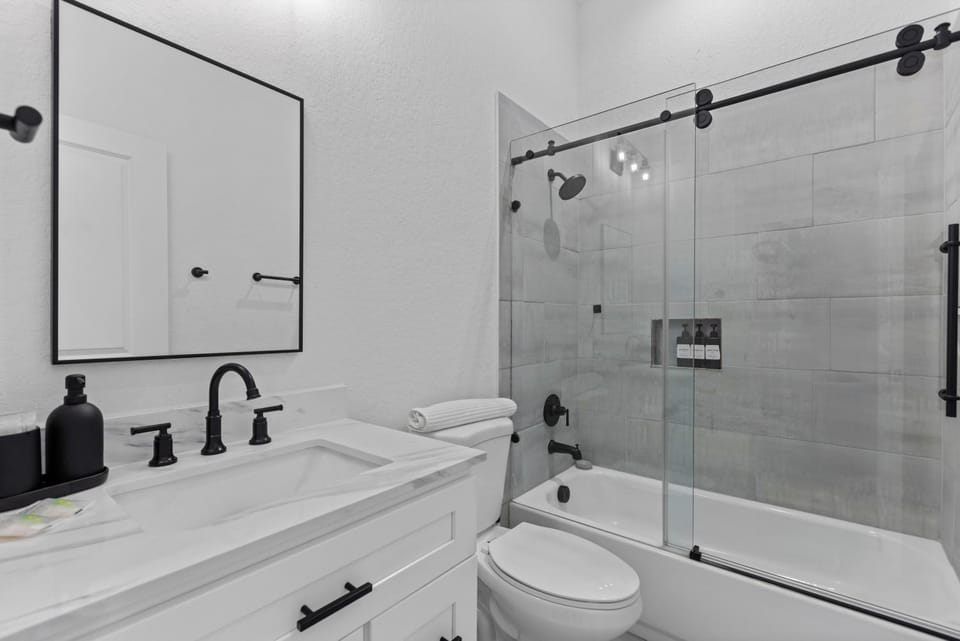 Shower, Toilet, Bathroom, Bath, towels
