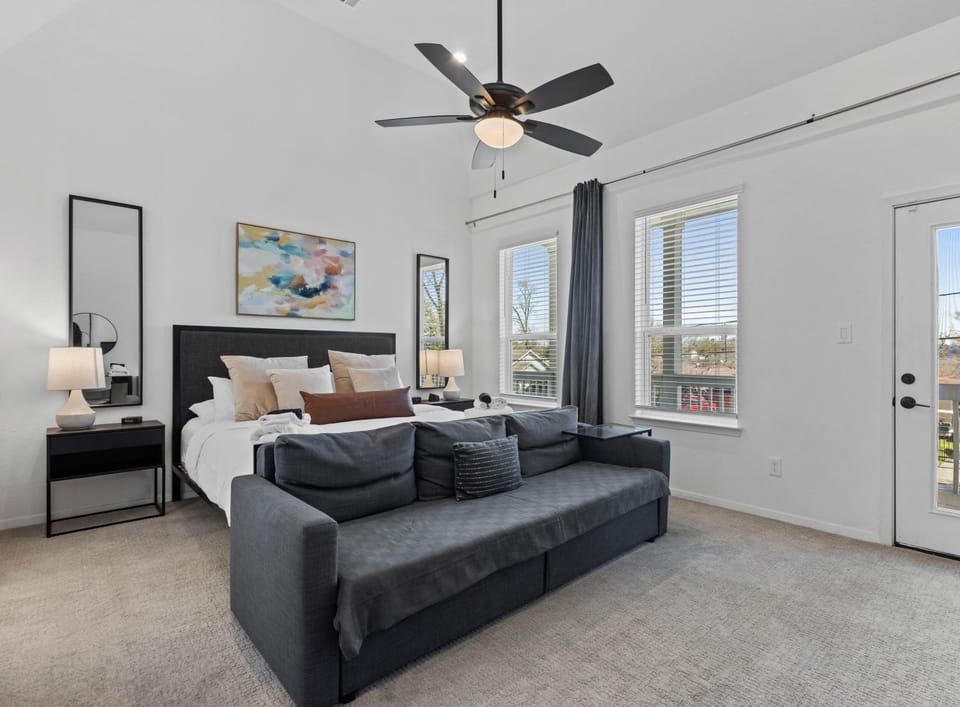 Bed, Photo of the whole room, Seating area, Bedroom