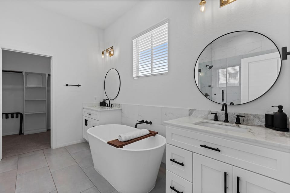Bathroom, Bath, towels