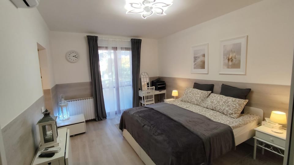 Photo of the whole room, Bedroom, air conditioner