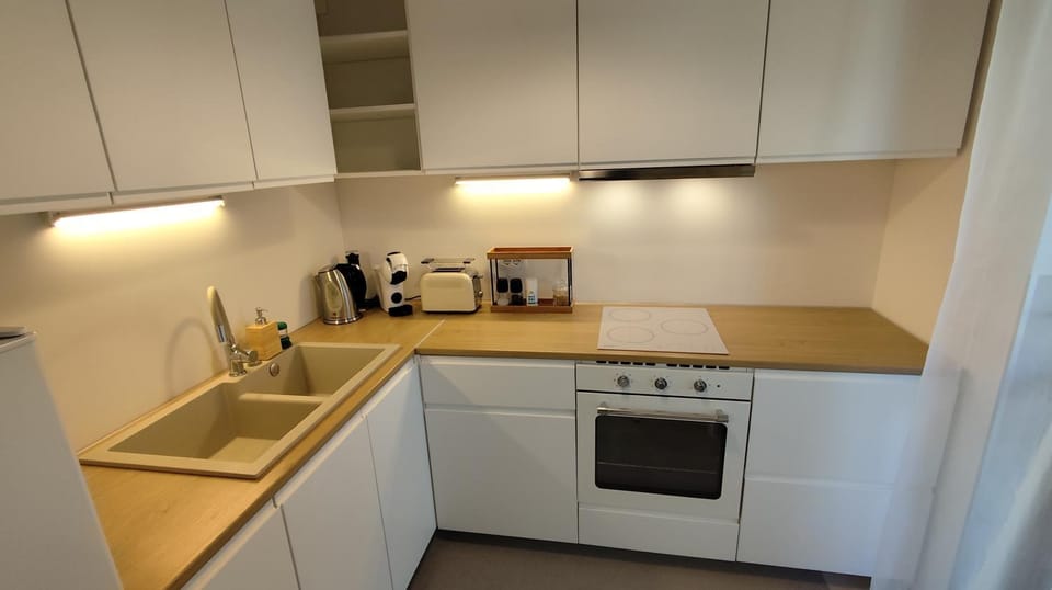 Coffee/tea facilities, Kitchen or kitchenette, stove, toaster