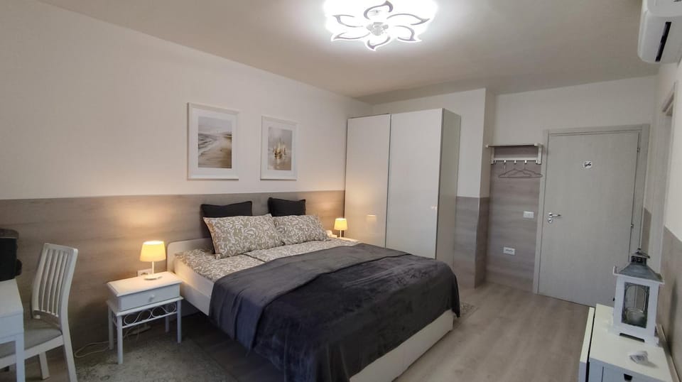 Photo of the whole room, Bedroom, wardrobe, air conditioner