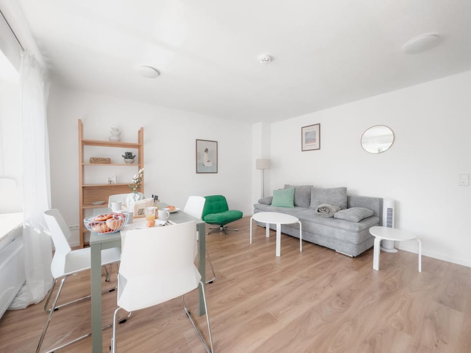 Bed, Living room, Photo of the whole room, Seating area, Dining area