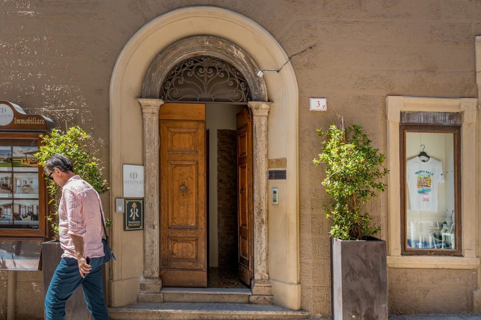 Facade/entrance
