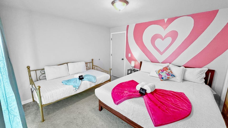 Bed, Photo of the whole room, Bedroom, towels