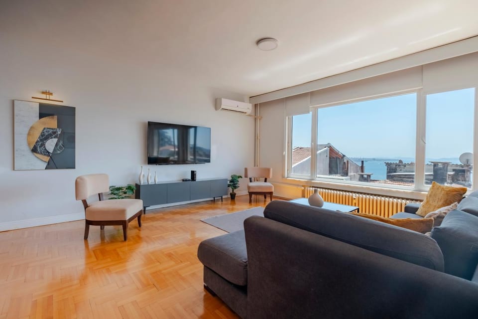 Communal lounge/ TV room, TV and multimedia, Living room, Seating area, Sea view
