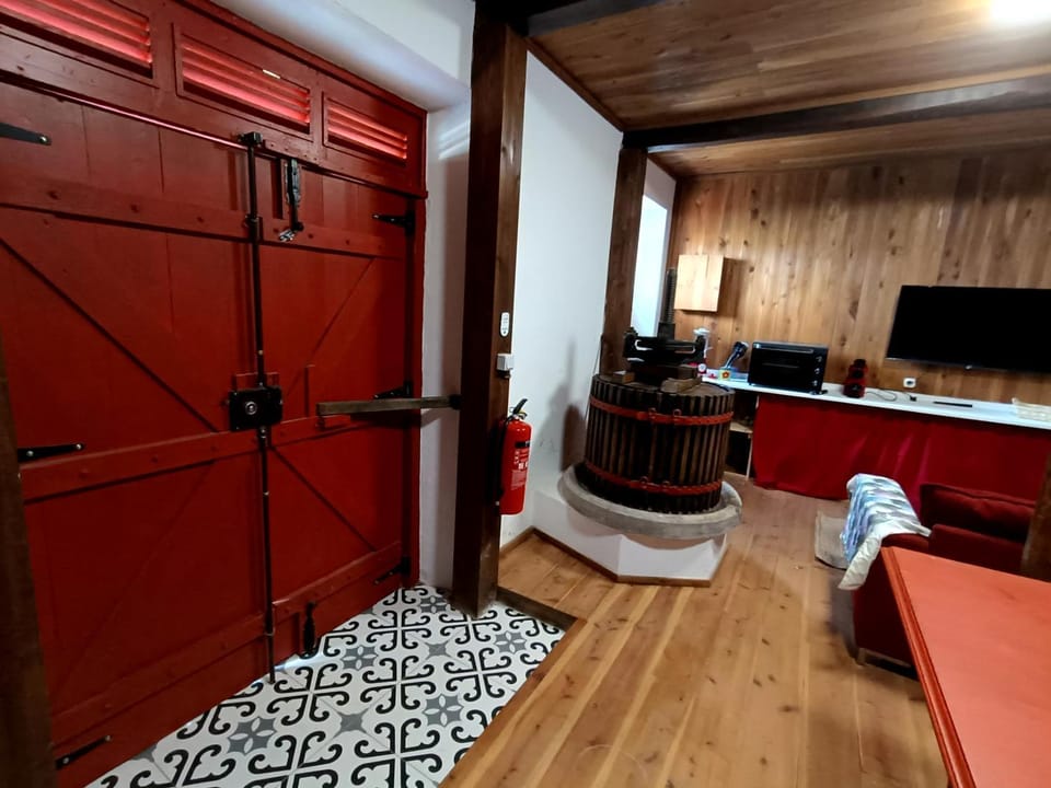 TV and multimedia, Kitchen or kitchenette, Living room, Seating area, Dining area, wardrobe
