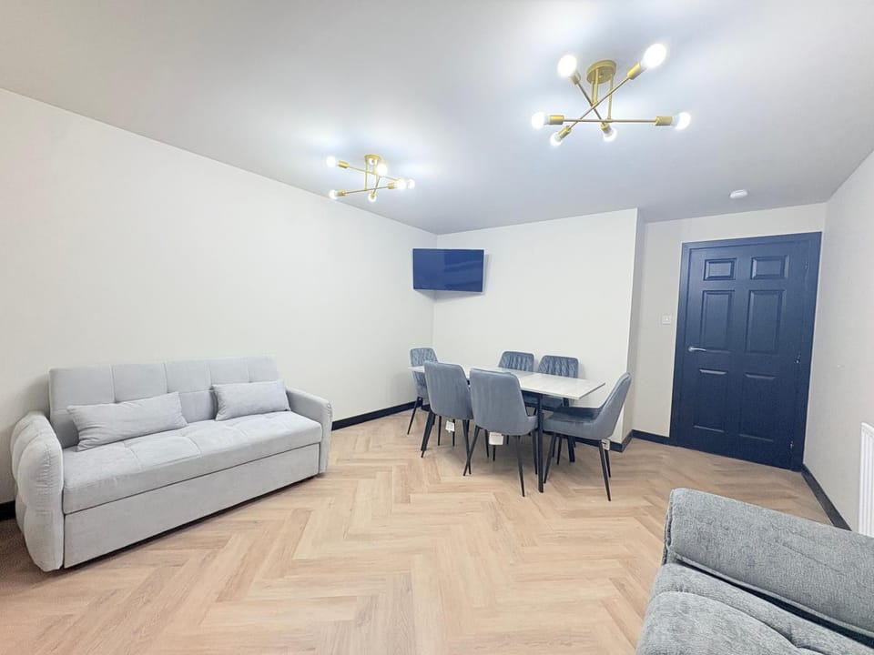 TV and multimedia, Living room, Seating area, Dining area