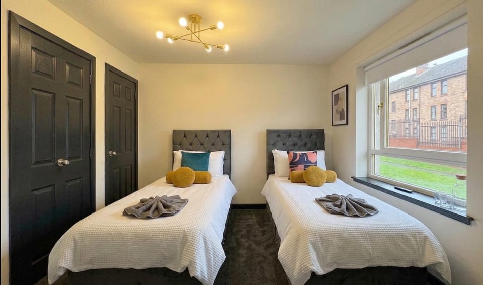 Bed, Photo of the whole room, Bedroom, towels