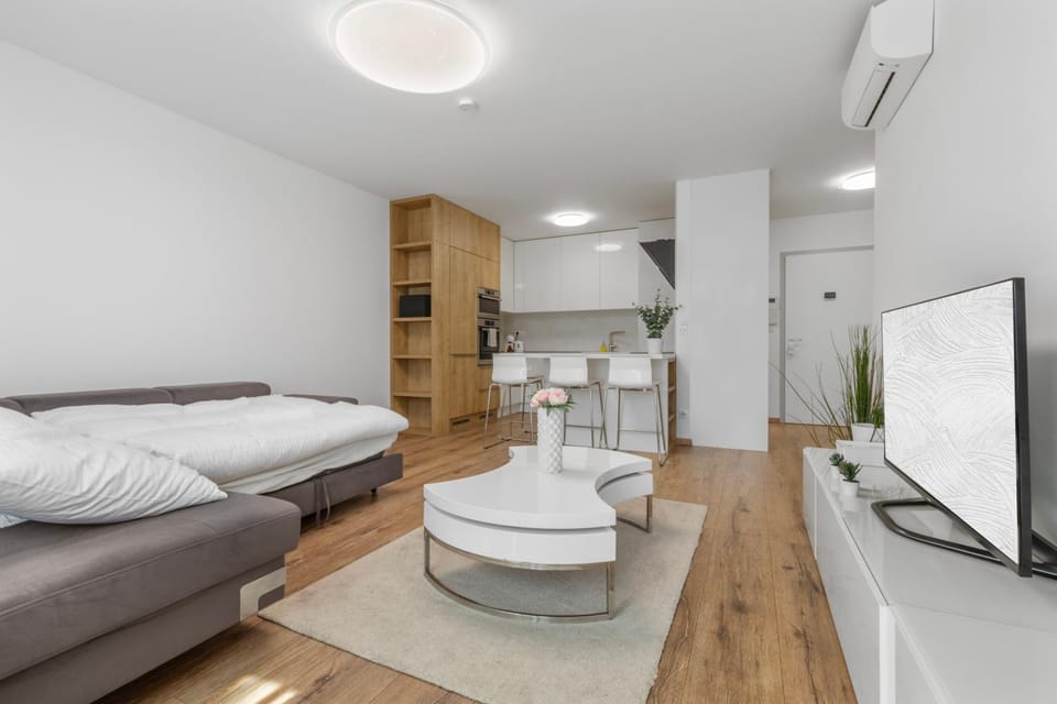 Bed, TV and multimedia, Kitchen or kitchenette, Living room, Photo of the whole room, Seating area, Bedroom, towels