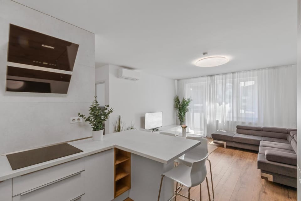 Bed, TV and multimedia, Living room, Photo of the whole room, Seating area, Dining area, Bedroom