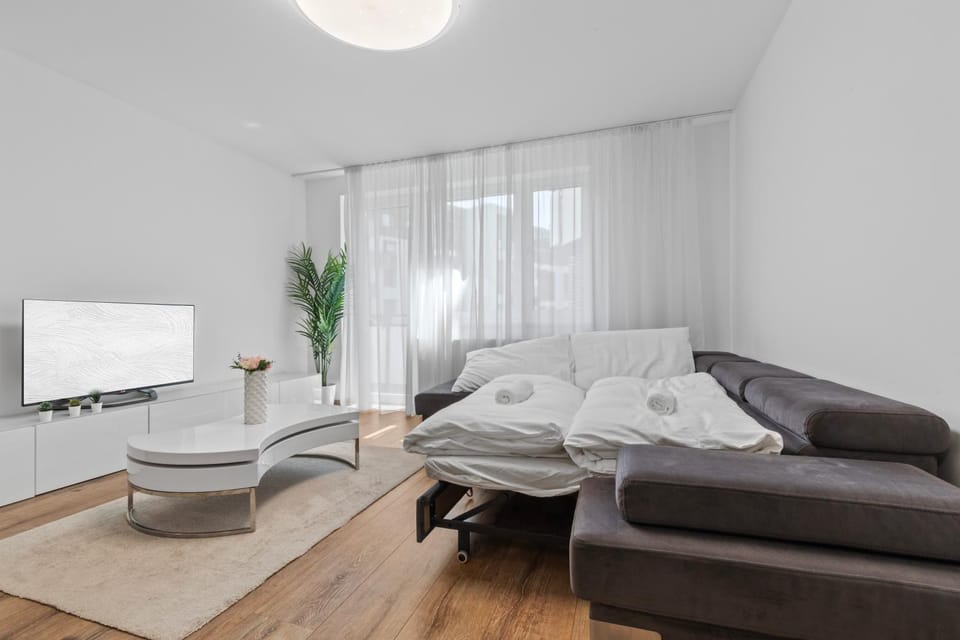 Bed, TV and multimedia, Living room, Photo of the whole room, Seating area, Bedroom