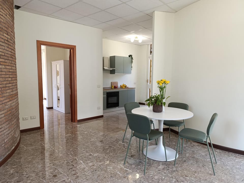 Kitchen or kitchenette, Dining area, oven