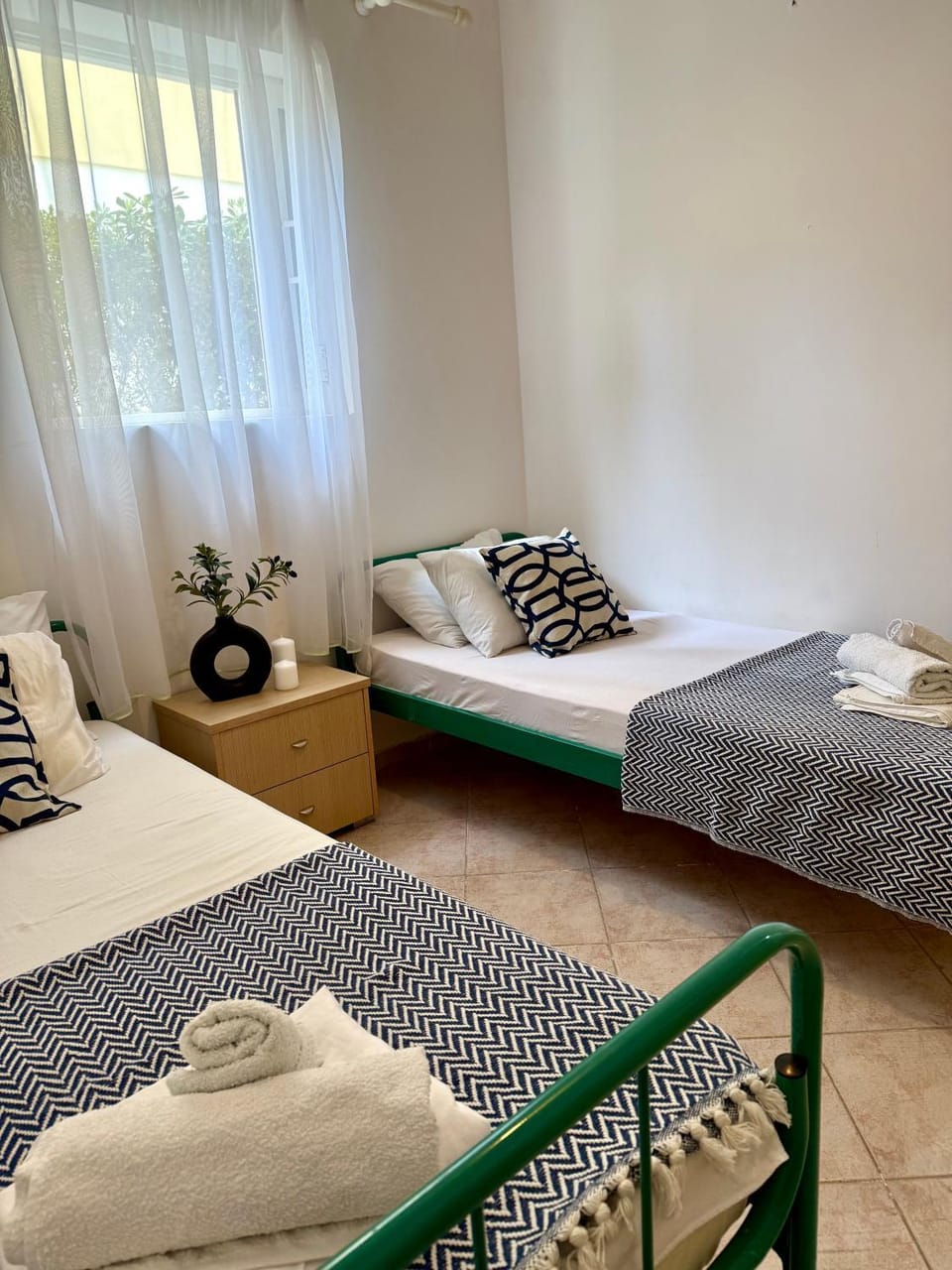 Bed, Bedroom, towels