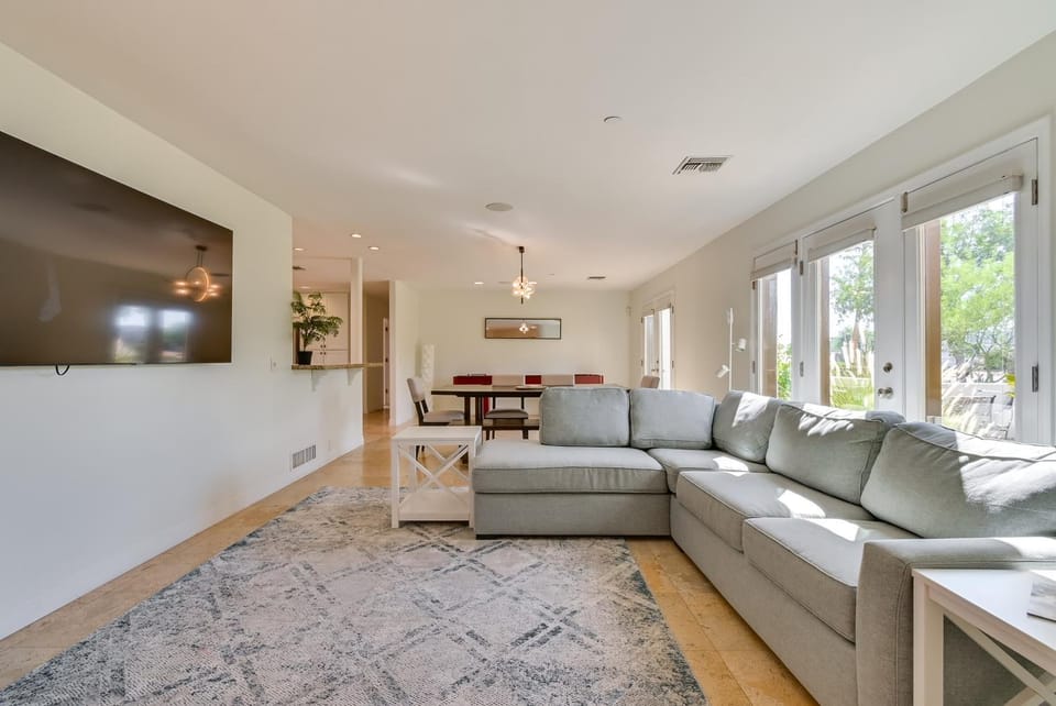 Family Gem in Paradise Valley: Hot Tub, Large Yard House in Paradise Valley