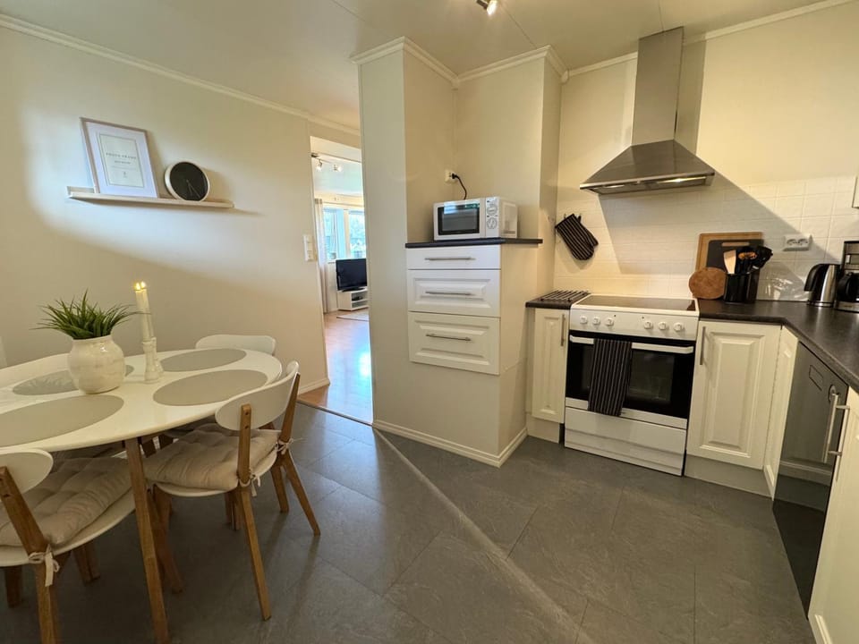 Coffee/tea facilities, Kitchen or kitchenette, Dining area, dishwasher, microwave, oven, stove, toaster, kitchen