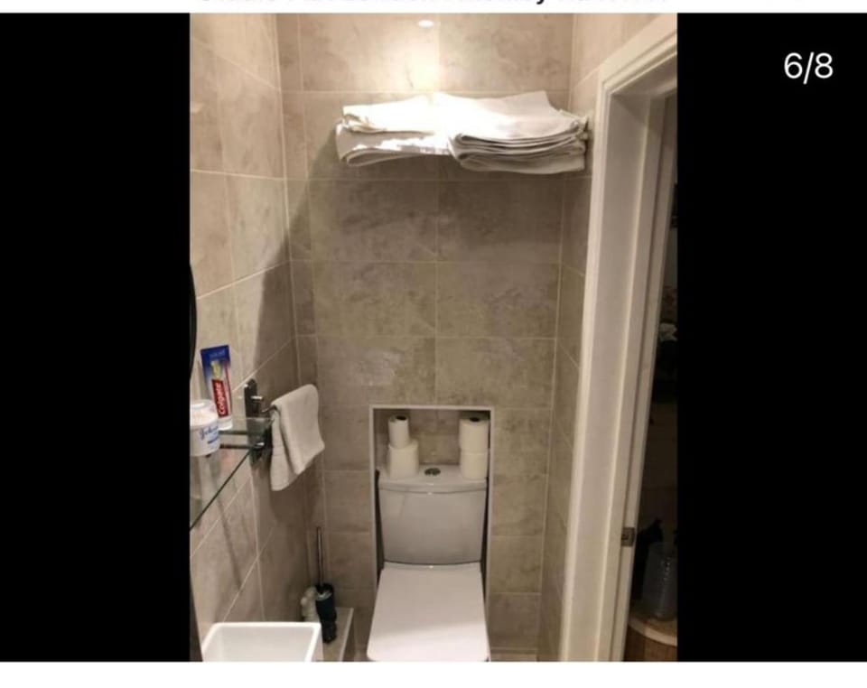 Toilet, towels