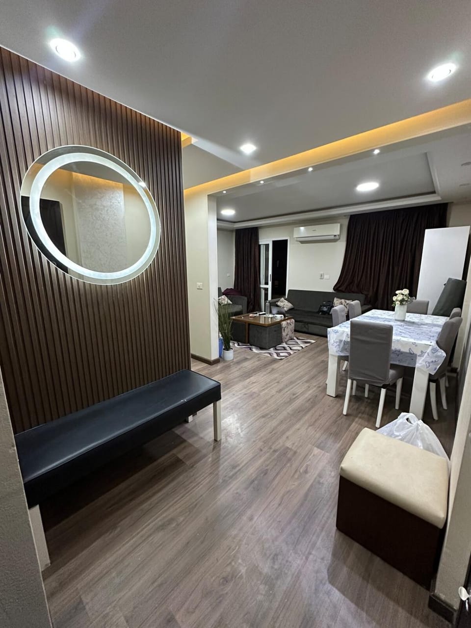 Photo of the whole room, Seating area
