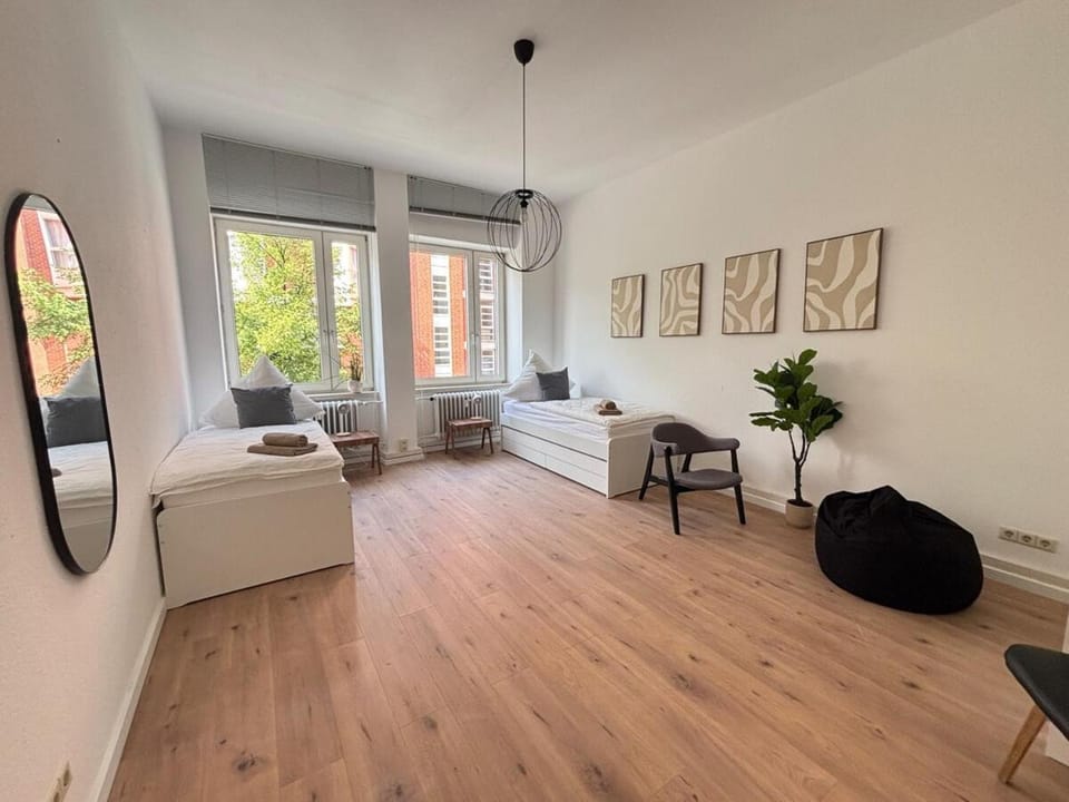 Bed, Photo of the whole room, Seating area, Bedroom