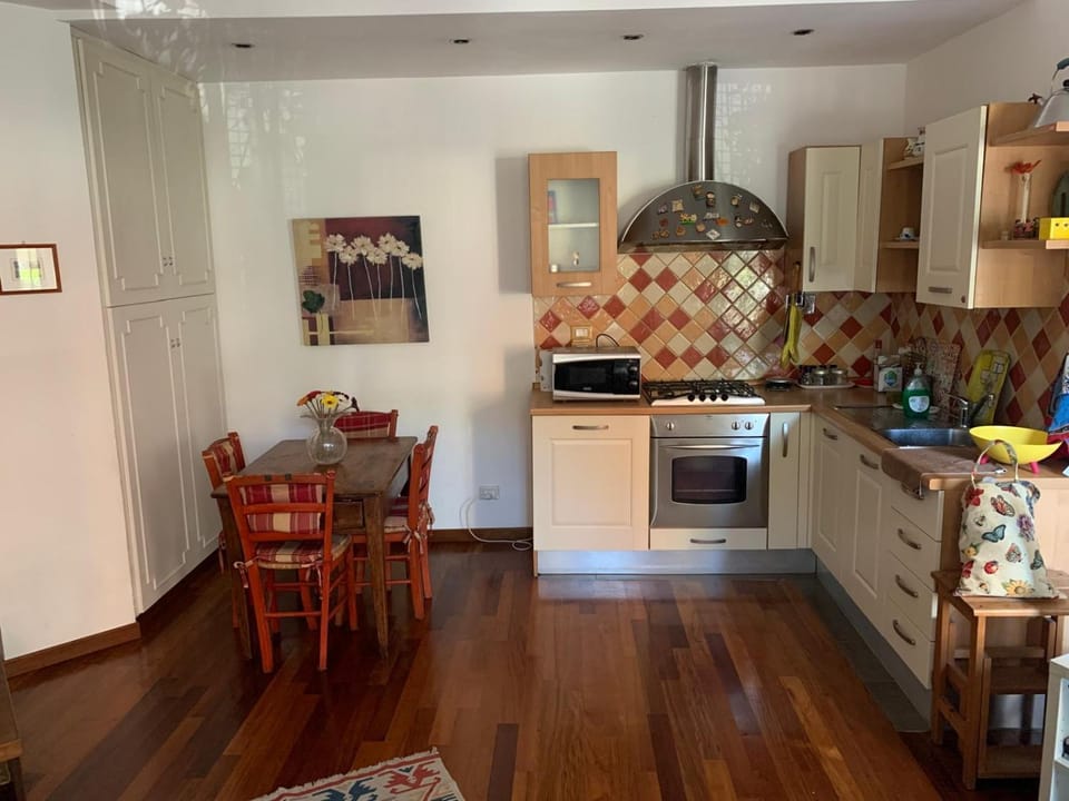 Kitchen or kitchenette, Dining area, oven