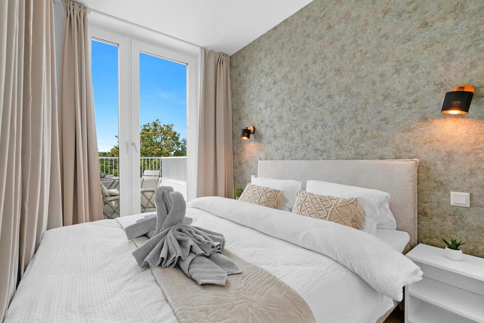 Bed, Photo of the whole room, Bedroom, towels
