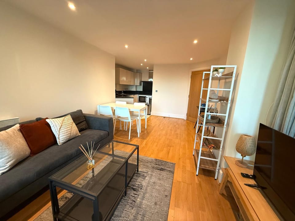 Modern Riverside Gem Apartment in City of Westminster