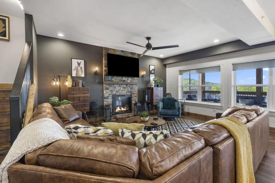 Lakeview Lodge for 36 with Indoor & Outdoor Pool House in Ridgedale