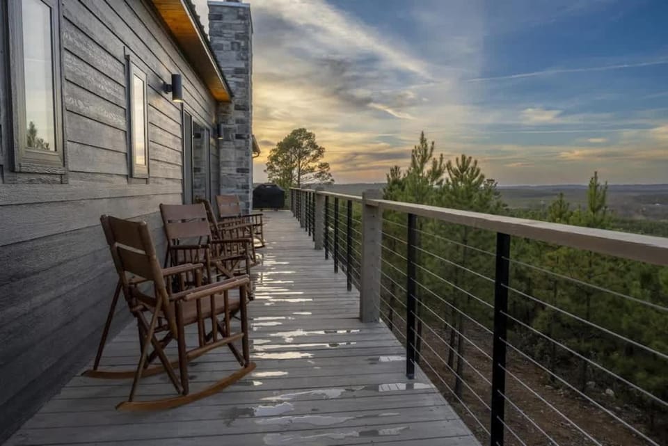 Idyllic Retreat with Epic Views - Hot Tub - Fire Pit House in Oklahoma