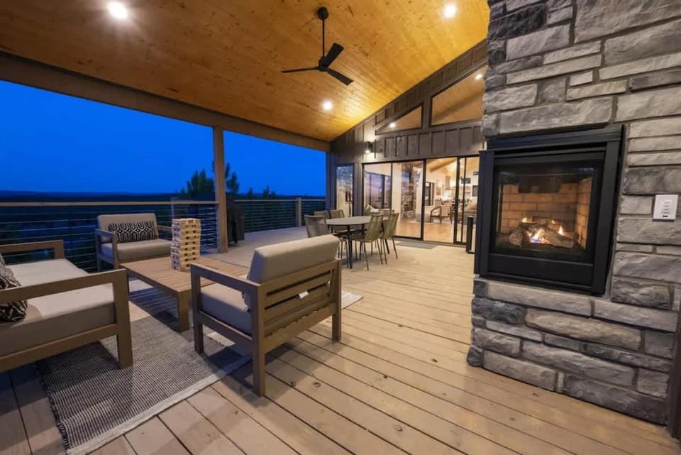 Idyllic Retreat with Epic Views - Hot Tub - Fire Pit House in Oklahoma
