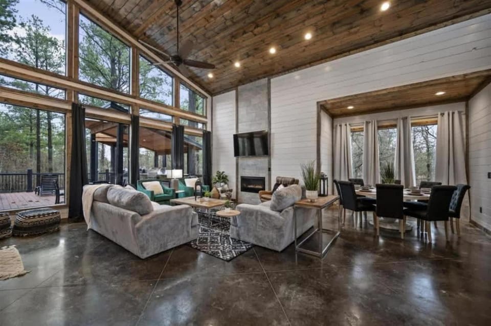 Ultra Lux 5 Bedrooms Hot tub Close to Casino House in Broken Bow