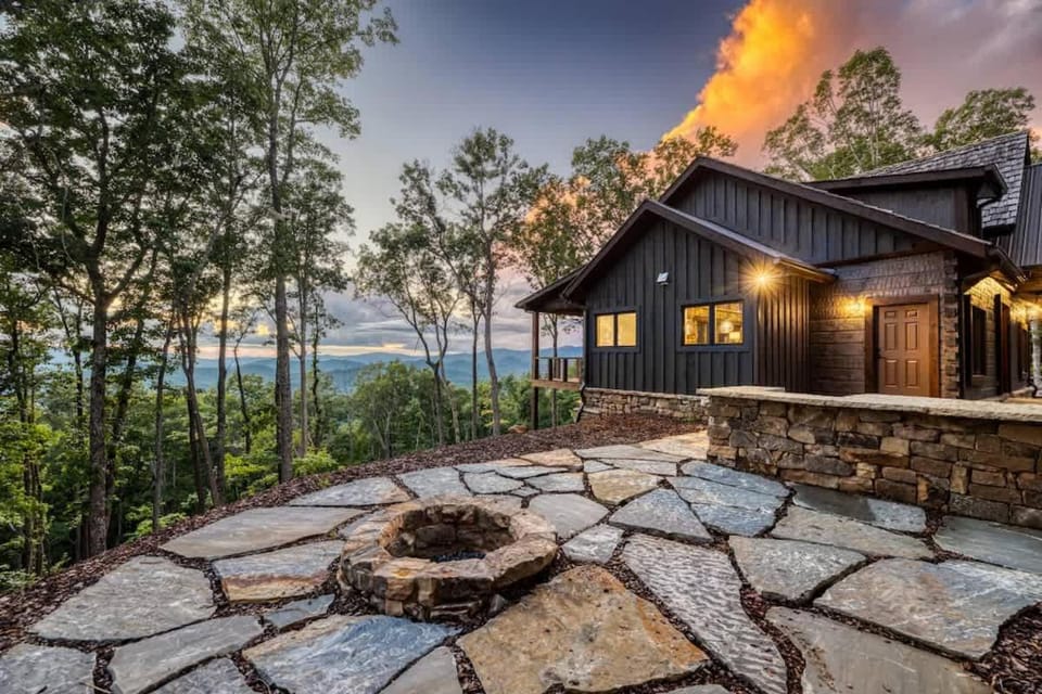 Blue Ridge Escape Sleeps 12 Hot Tub Ping Pong House in Georgia
