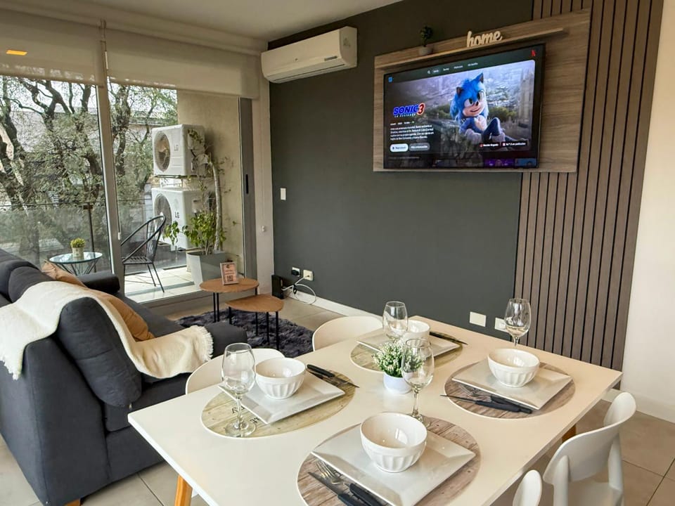 TV and multimedia, Living room, Decorative detail, Dining area, internet