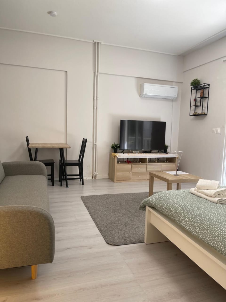 Bed, TV and multimedia, Living room, Photo of the whole room, Seating area, Dining area, Bedroom