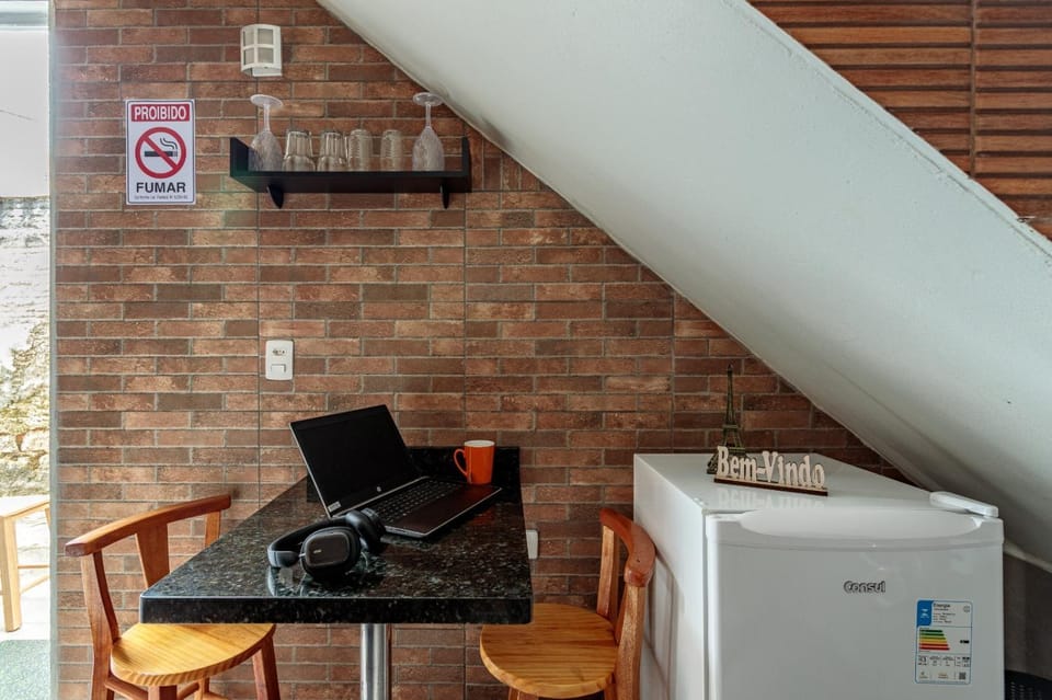 Kitchen or kitchenette, minibar