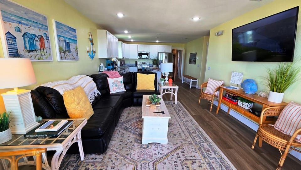 Private Lazy River Pool, 4-bed house, & dock House in Marathon