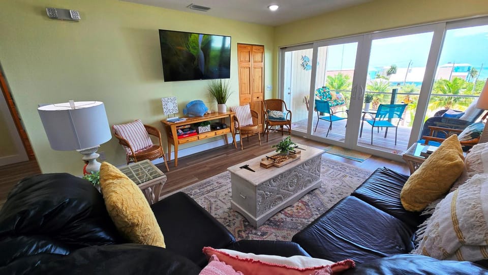 Private Lazy River Pool, 4-bed house, & dock House in Marathon