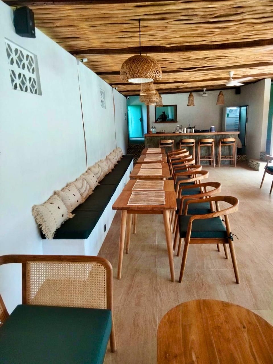 Restaurant/places to eat, Lounge or bar