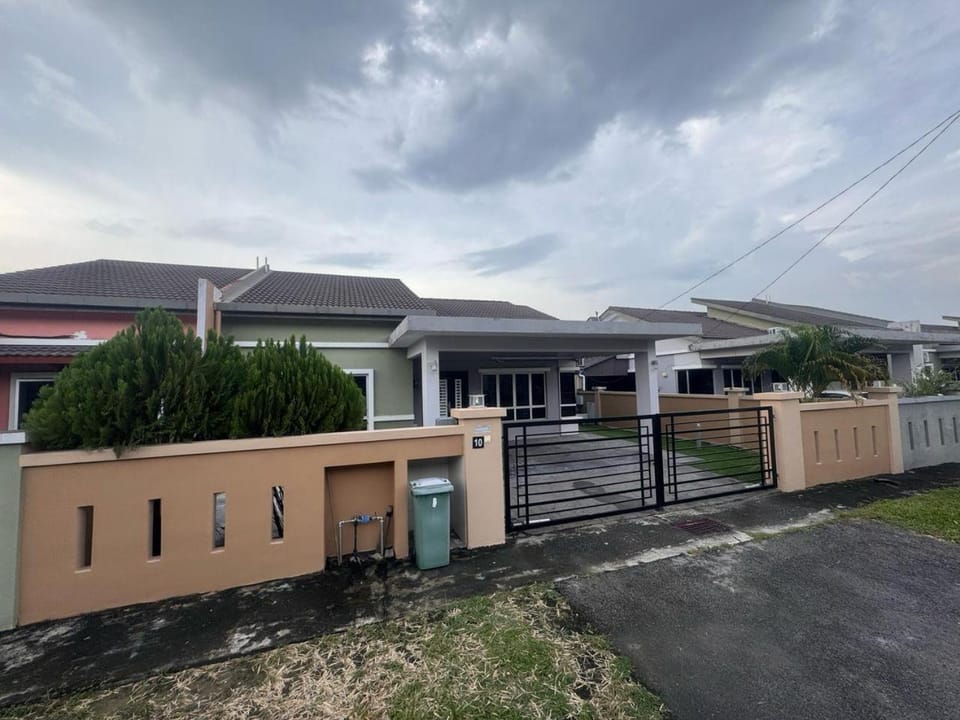 Ateh's Homestay KLIA House in Negeri Sembilan, Malaysia