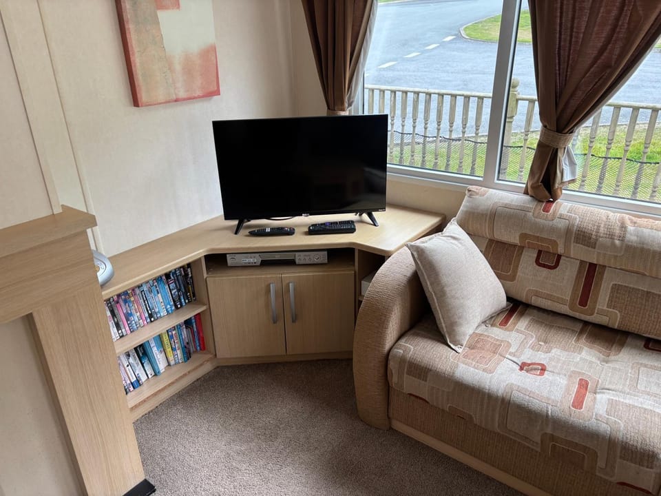 Clarach Bay Escape 3 Bedroom PetFriendly Caravan with Decking Sleeps 6 House in Tirymynach