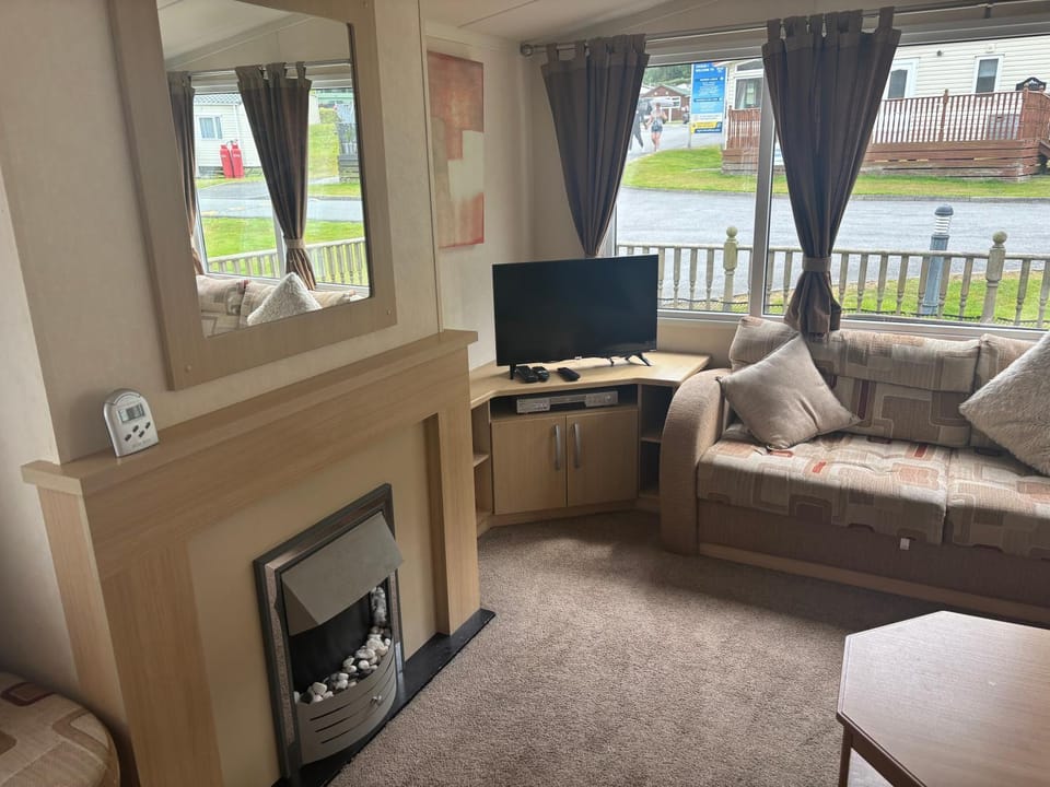 Clarach Bay Escape 3 Bedroom PetFriendly Caravan with Decking Sleeps 6 House in Tirymynach