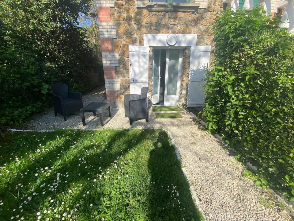 Coca-Cola Studio near Paris Apartment in Île-de-France