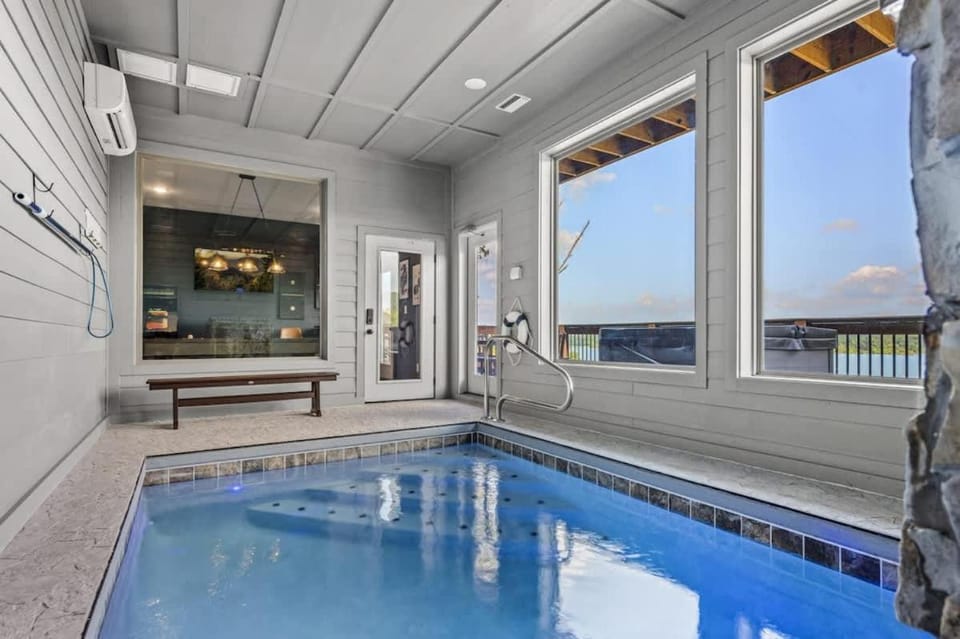 Luxe at Lake Haven - Pool Hot Tub and Game Room House in Douglas Lake