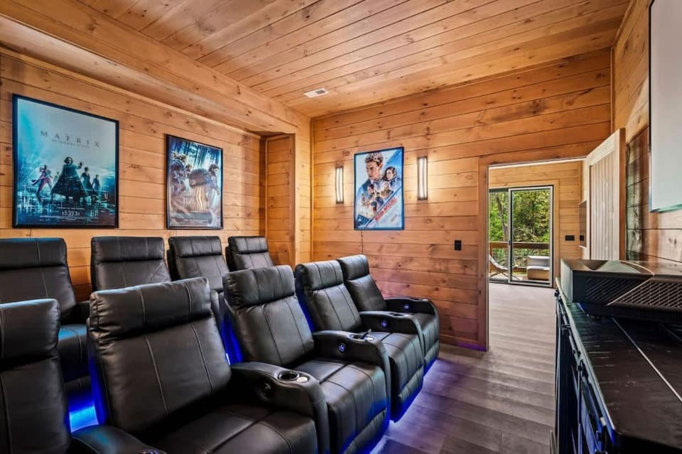 Starlight Ridge - Luxury Indoor Pool with Theatre House in Sevier County