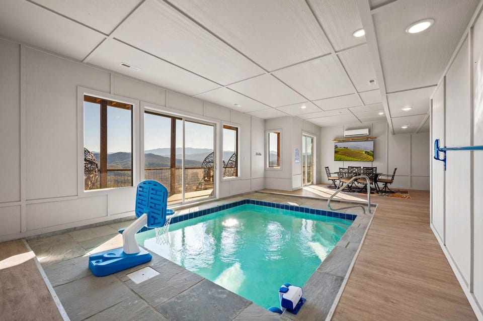 Infinity View Lodge - Private Gym Sauna and Pool House in Sevier County