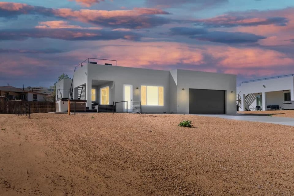 Stargazer - Rooftop Deck Hot Tub and Telescope House in Arizona