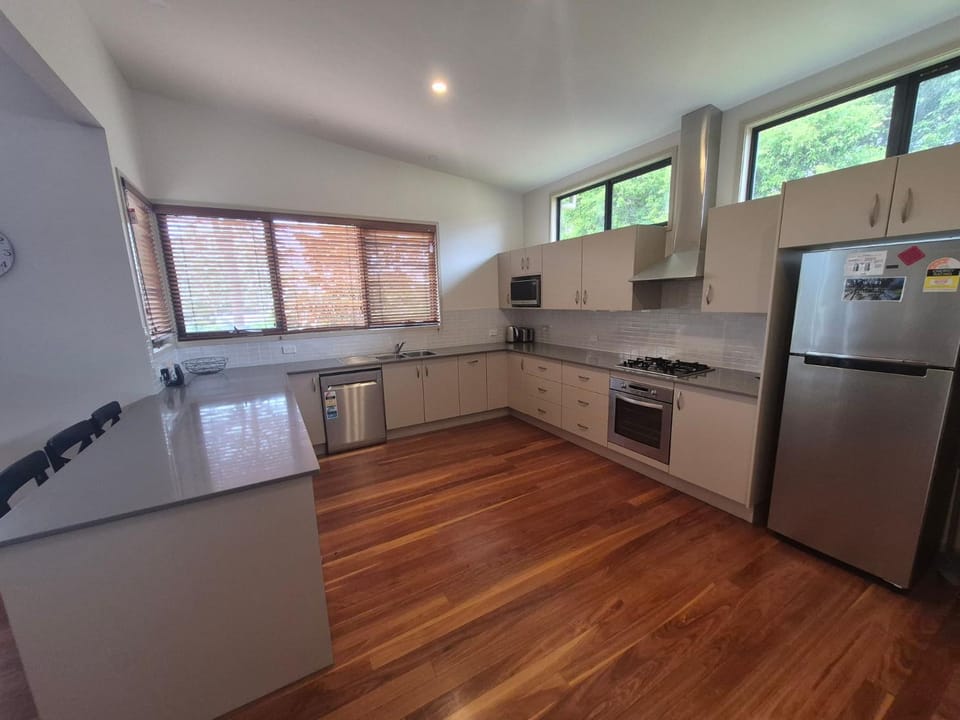 Seas The Day by Book Jervis Bay - Free Wifi, 180m Walk TO THE Beach House in Vincentia