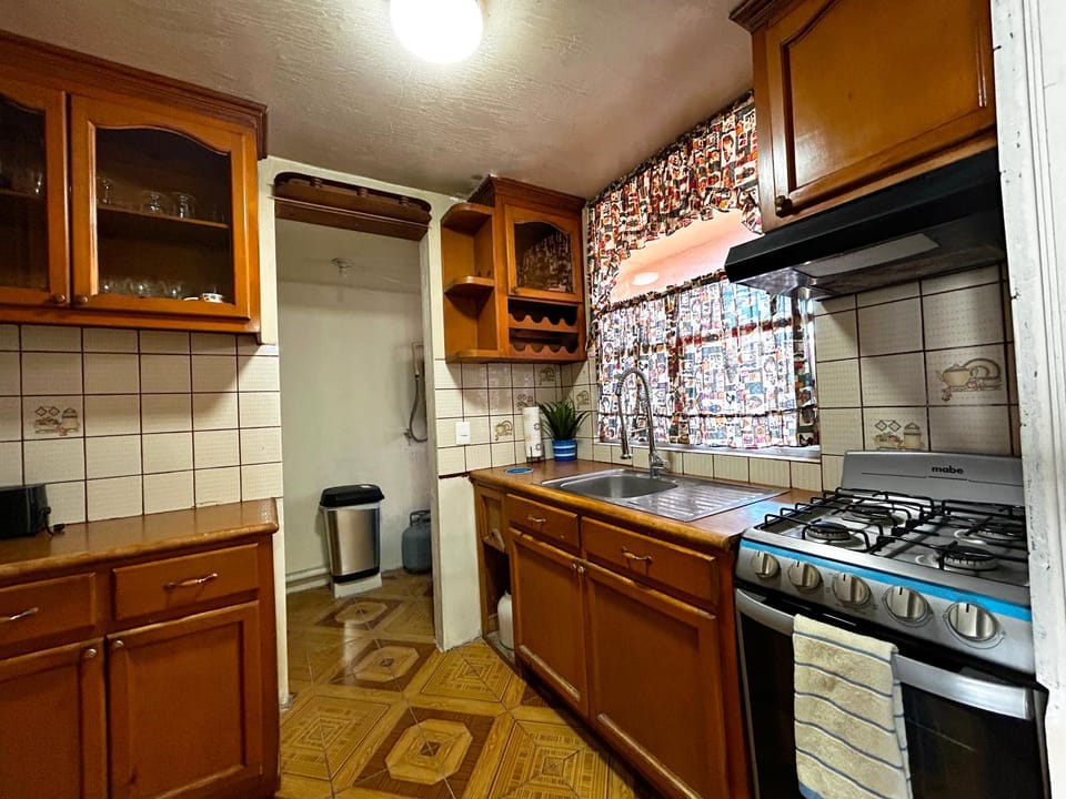 Kitchen or kitchenette, minibar, oven, stove, toaster