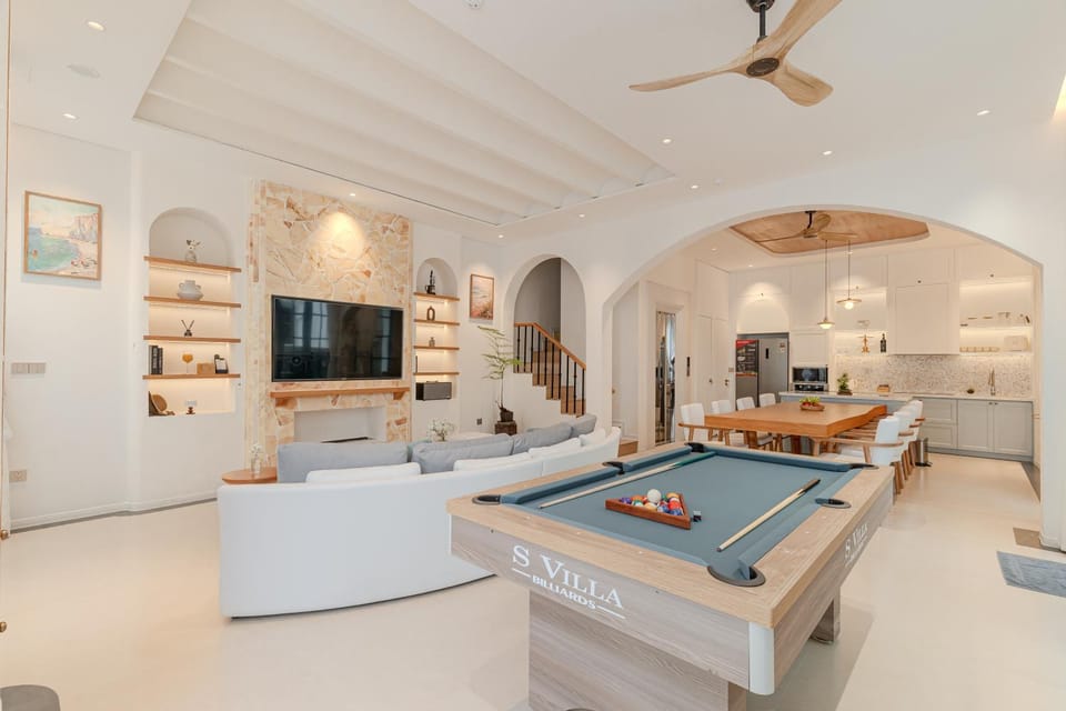 Communal lounge/ TV room, Billiard, TV and multimedia, Kitchen or kitchenette, Living room, Seating area, Evening entertainment, fireplace