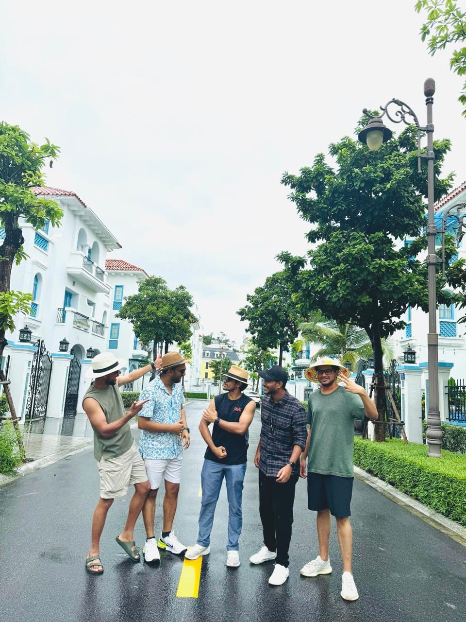 Property building, Day, People, Neighbourhood, City view, Street view, Location, group of guests