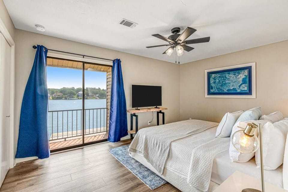 Dining area, Lake view